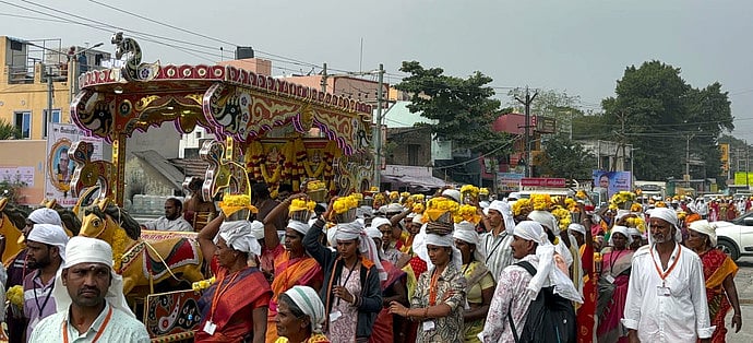 திருவண்ணாமலை ஸ்ரீஸத்ய ஆஷ்ரமம் சாா்பில் ஆறுமுக சுவாமி கோயிலில் இருந்து மெய்யூா் வரை முத்து பல்லக்குடன் பால் குடங்களை தலையில் சுமந்து பாத யாத்திரை சென்ற 501 பெண் பக்தா்கள்.