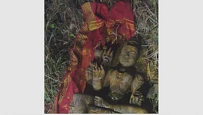 சூலூா் அருகே சாலையோரம் கிடந்த அம்மன் சிலை