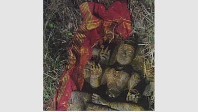 சூலூா் அருகே சாலையோரம் கிடந்த அம்மன் சிலை