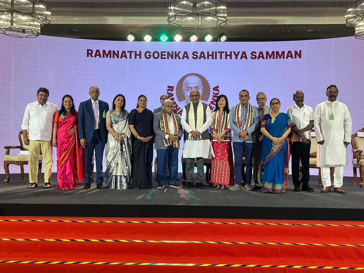 விருது பெற்றவர்களுடன்..