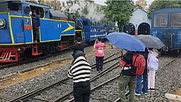 ரயில் பாதையில் மண் சரிவு: மீண்டும் மேட்டுப்பாளையம் திரும்பிய மலை ரயில்