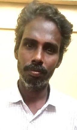 கோயில் உண்டியலை உடைத்தபோது சிக்கினாா்: இருசக்கர வாகனம் திருடியவா் கைது