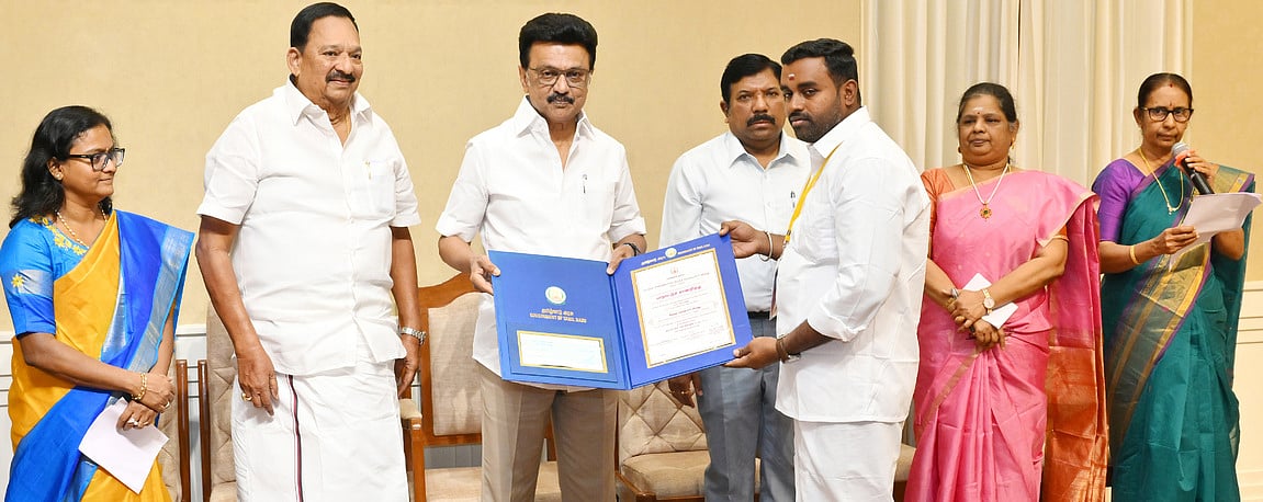 சிறந்த நெசவாளா், வடிவமைப்பாளா் விருதுகள்: முதல்வா் மு.க.ஸ்டாலின் வழங்கினாா்