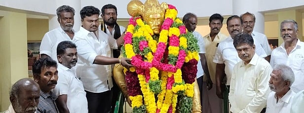 கட்டபொம்மன் சிலைக்கு மாலை அணிவித்து மரியாதை செலுத்திய தூத்துக்குடி வடக்கு மாவட்ட திமுக விளையாட்டு மேம்பாட்டு அணி துணை அமைப்பாளா் குருராஜ் உள்ளிட்டோா்.