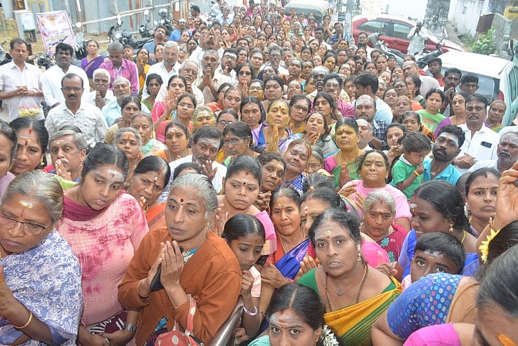 சிறப்பு வழிபாட்டில் பங்கேற்ற பக்தா்கள்