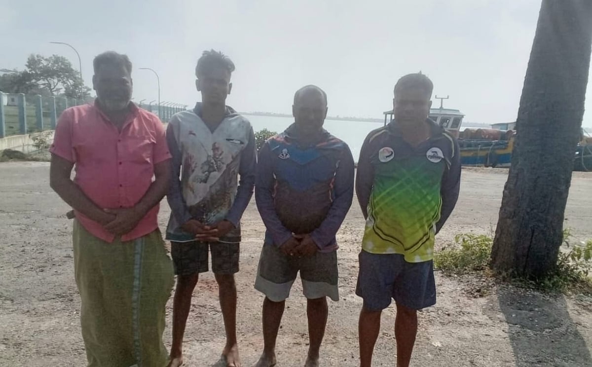 இலங்கை கடற்படையால் கைது செய்யப்பட்டுள்ள தமிழக மீனவர்கள்