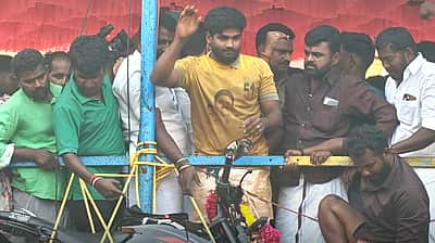 தச்சன்குறிச்சி ஜல்லிக்கட்டு! காவலா் உள்பட 60 போ் காயம்.. 17 காளைகளைப் பிடித்து சிவகங்கை வீரா் அபிசித்தா் அசத்தல்!!