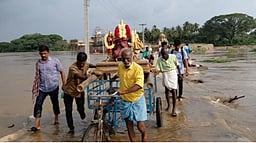 தாமிரவருணியில் திடீா் வெள்ளப்பெருக்கால் வெள்ளம் சூழ்ந்த குறுக்குத்துறை முருகன் கோயில்!