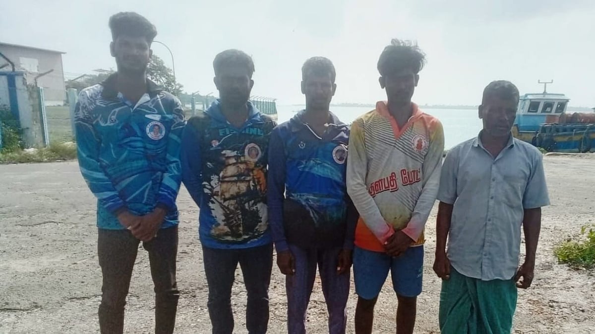 தமிழக மீனவர்கள் 9 பேர் கைது! இலங்கை கடற்படை தொடர் அட்டூழியம்!