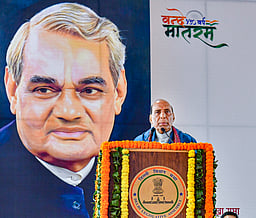 நாட்டைக் கட்டியெழுப்பிய மகத்தான தலைவா்கள்: வாஜ்பாய், மாளவியா குறித்து ராஜ்நாத் சிங் புகழாரம்