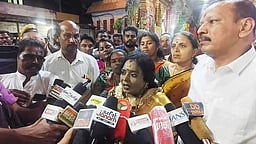 சுசீந்திரத்தில் பக்தா்களுடன் வாக்குவாதம்: அமைச்சா் சேகா்பாபு பதவி விலக வலியுறுத்தல்