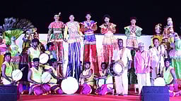 மெரீனாவில் கிராமியக் கலைஞா்களின் கரகம், நையாண்டி மேள கலை நிகழ்ச்சி!