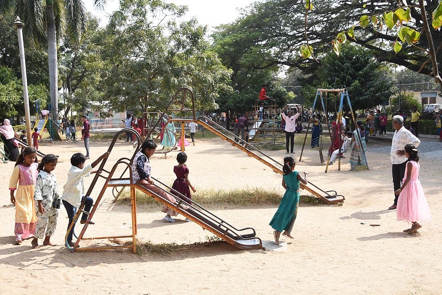 கிருஷ்ணகிரி அணை பூங்காவில் 
குவிந்த சுற்றுலாப் பயணிகள்