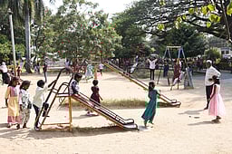 கிருஷ்ணகிரி அணை பூங்காவில் 
குவிந்த சுற்றுலாப் பயணிகள்