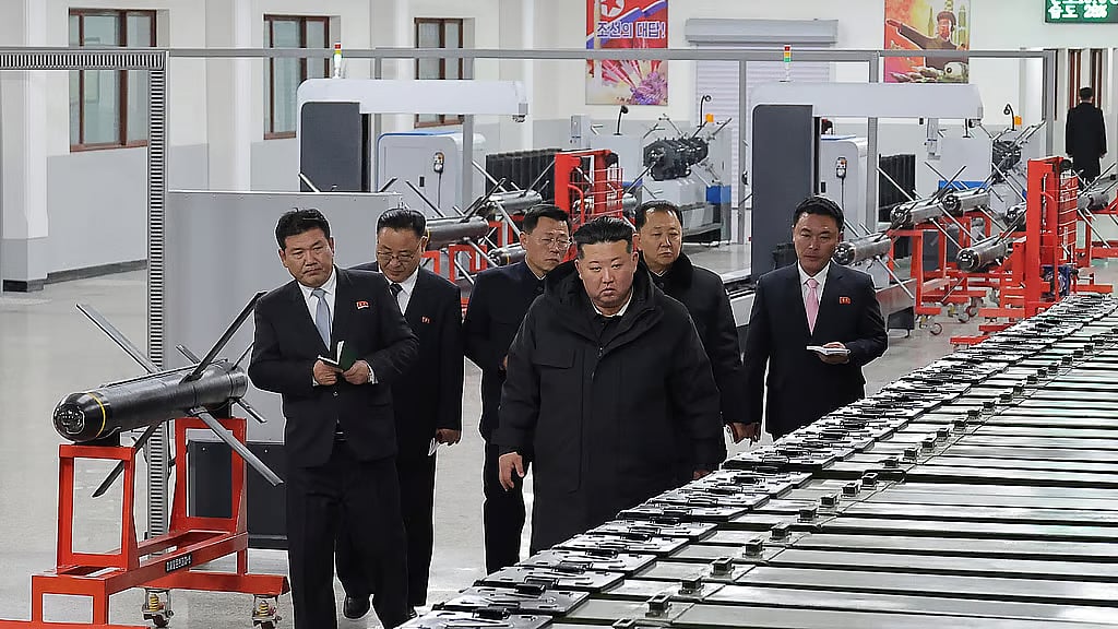 தென்கொரிய அதிபா் சீனா பயணம்: ஏவுகணைகளை ஏவி வடகொரியா மிரட்டல்!
