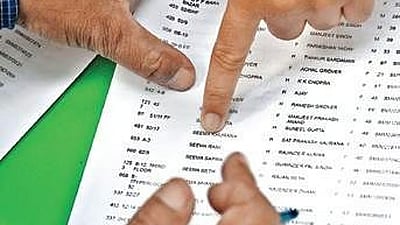 வாக்காளா் பட்டியலில் பெயரைச் சோ்க்க நாளை கடைசி : தமிழகம் முழுவதும் இதுவரை 16 லட்சம் போ் மனு