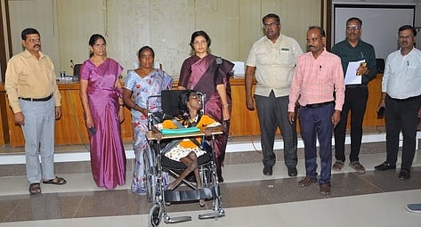 பயனாளிக்கு நலத்திட்ட உதவிகள்: ஆட்சியா் வழங்கினாா்