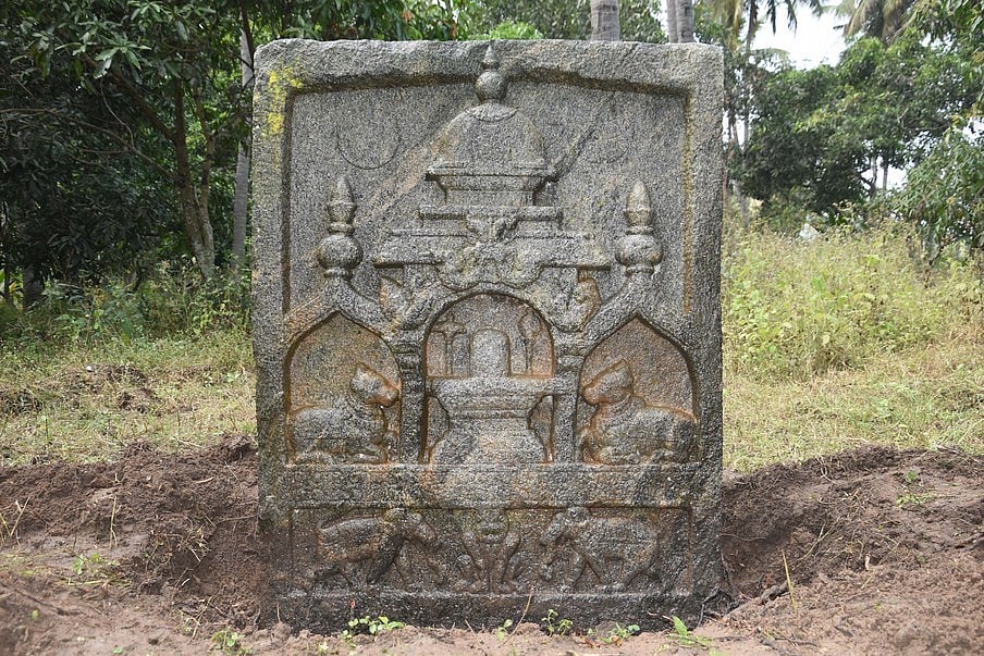 கிருஷ்ணகிரி அருகே பழைமையான பள்ளிப்படை நடுகல் கண்டுபிடிப்பு