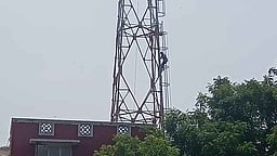 உயா் கோபுரத்தில் ஏறி இளைஞா் போராட்டம்