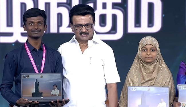 மாணவர்களுடன் முதல்வர் மு.க. ஸ்டாலின்