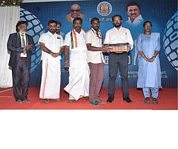 சுரண்டையில் 604 மாணவா்களுக்கு மடிக்கணினி