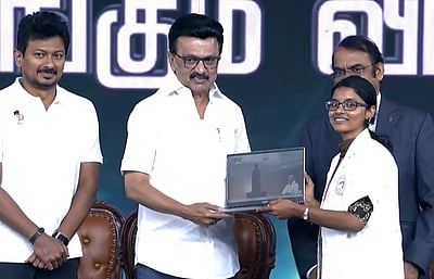 10 லட்சம் மாணவர்களுக்கு மடிக்கணினி! திட்டத்தைத் தொடக்கிவைத்தார் முதல்வர்