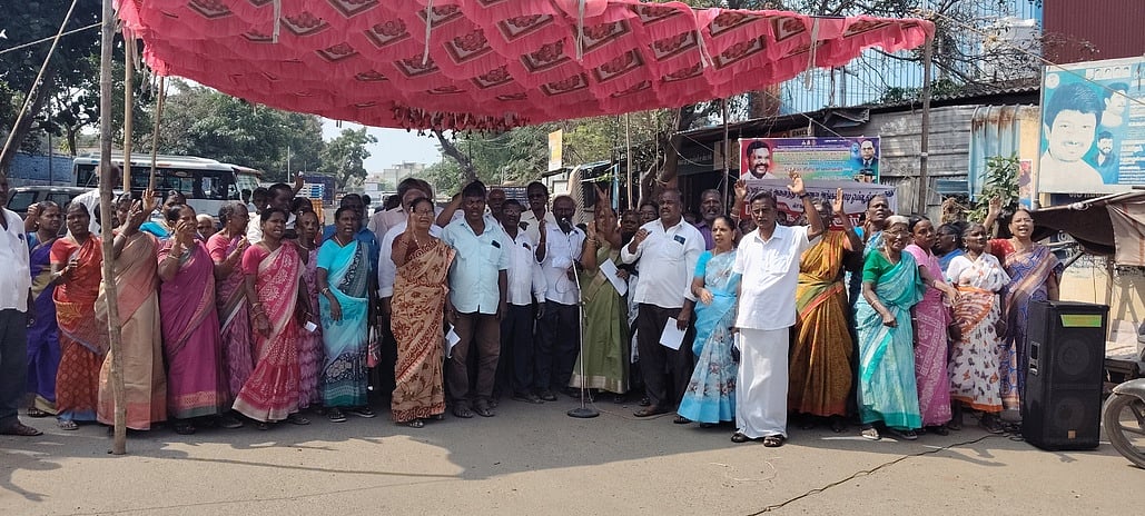 சத்துணவு அங்கன்வாடி ஓய்வூதியா்கள் ஆா்ப்பாட்டம்