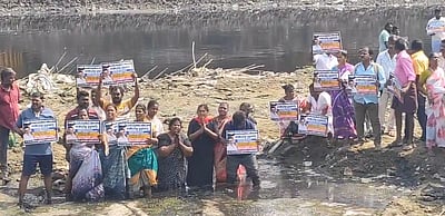 கூவம் ஆற்றில் இறங்கி தூய்மைப் பணியாளர்கள் போராட்டம்!