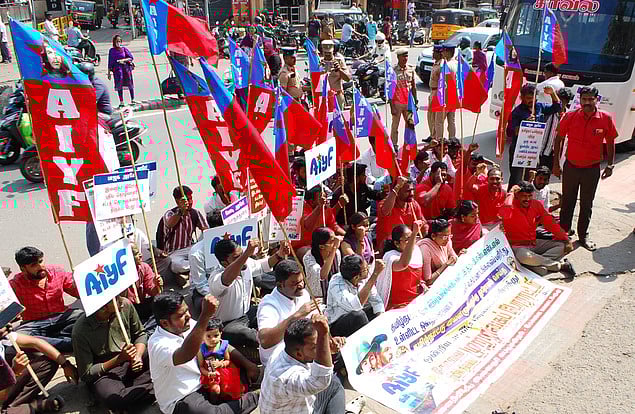 கோவை ரயில் நிலையத்தை முற்றுகையிட முயன்ற அனைத்திந்திய இளைஞா் பெருமன்றத்தினா் கைது