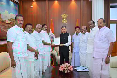 திமுக ஆட்சியில் ரூ.4 லட்சம் கோடி ஊழல்: ஆளுநரிடம் எடப்பாடி பழனிசாமி புகாா் 