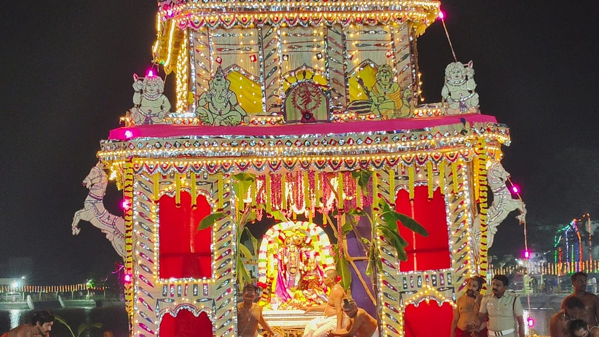 சிதம்பரம் நடராஜர் கோயிலில் தெப்போற்சவம்.. திரளான பக்தர்கள் பங்கேற்பு!