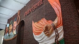 தூக்குமேடை அறை விவகாரம்:
கேஜரிவால் மீது நடவடிக்கை எடுக்க பேரவை குழு பரிந்துரை