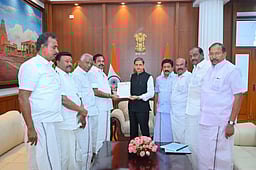 திமுக ஆட்சியில் ரூ. 4 லட்சம் கோடி ஊழல்! ஆளுநரை சந்தித்து இபிஎஸ் புகார்!