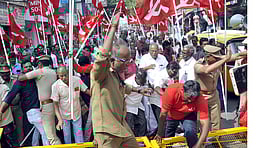 புதுச்சேரி சட்டப்பேரவை முற்றுகை: 100 மாா்க்சிஸ்ட்கள் கைது