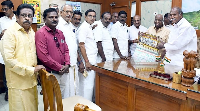 தமிழ் நாள்காட்டியை வெளியிட்ட முதல்வா் ரங்கசாமி