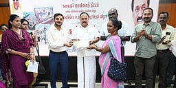 கலைஞா் கைவினைத் திட்டத்தில் 
பயனாளிகள் 4 பேருக்கு கடனுதவி:
கோவை எம்.பி., ஆட்சியா் வழங்கினா்