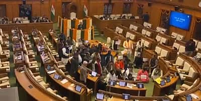 தில்லி பேரவைக்குள் அமர்ந்து பாஜக எம்எல்ஏக்கள் போராட்டம்!