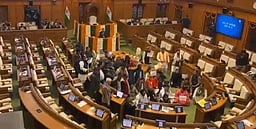 தில்லி பேரவைக்குள் அமர்ந்து பாஜக எம்எல்ஏக்கள் போராட்டம்!