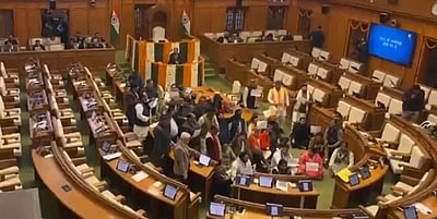 தில்லி பேரவைக்குள் அமர்ந்து பாஜக எம்எல்ஏக்கள் போராட்டம்!