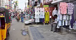 டவுன்ஹாலில் நடைபாதை, சாலையோர ஆக்கிரமிப்புக் கடைகளை அகற்ற வலியுறுத்தல்