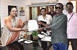 மாற்றுத்திறனாளிகளுக்கு இலவச பேருந்து பயண அட்டை