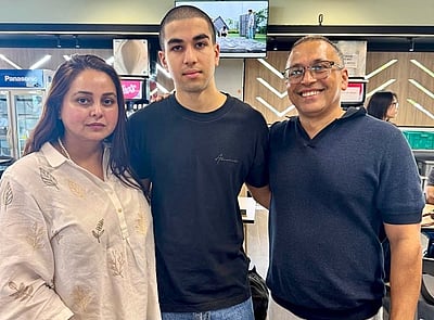 சிங்கப்பூர் ராணுவப் பயிற்சியில் லாலு பிரசாத் யாதவின் பேரன்!