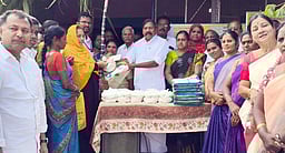 அந்தியூரில் தமிழக அரசின் பொங்கல் பரிசுத் தொகுப்புகள்