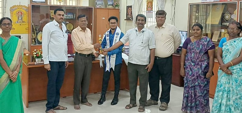 பழனி தொழில்நுட்பக் கல்லூரி
மாணவருக்கு பாராட்டு