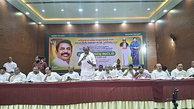 விழுப்புரத்தில் அதிமுக தேர்தல் அறிக்கை குழுவினரின் கருத்து கேட்புக் கூட்டம்!