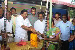 ரூ.3 ஆயிரம் ரொக்கத்துடன் பொங்கல் பரிசுத் தொகுப்பு வழங்கும் பணி தொடக்கம்