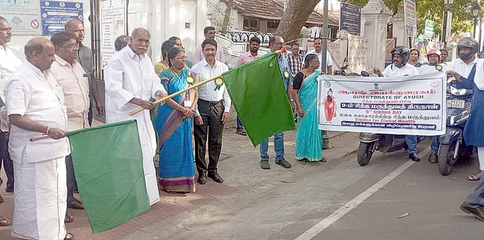 புதுச்சேரியில் தேசிய சித்த மருத்துவ தின ஊா்வலம்: முதல்வா் தொடங்கி வைத்தாா்