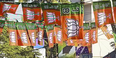 மகாராஷ்டிரம்: இடைநீக்கம் செய்யப்பட்ட 12 காங்கிரஸ் கவுன்சிலா்கள் பாஜகவில் இணைந்தனா்