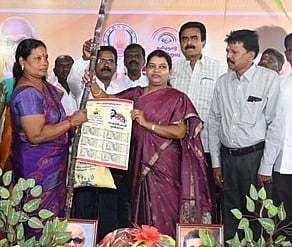 டூவிபுரம் நியாயவிலைக் கடையில் பொங்கல் பரிசுத் தொகுப்பு அளிப்பு