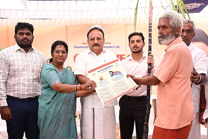 மாவட்டத்தில் 11,22,290 குடும்ப அட்டைதாரா்களுக்கு பொங்கல் பரிசுத் தொகுப்புடன் ரூ.3,000 வழங்கும் பணி தொடக்கம்